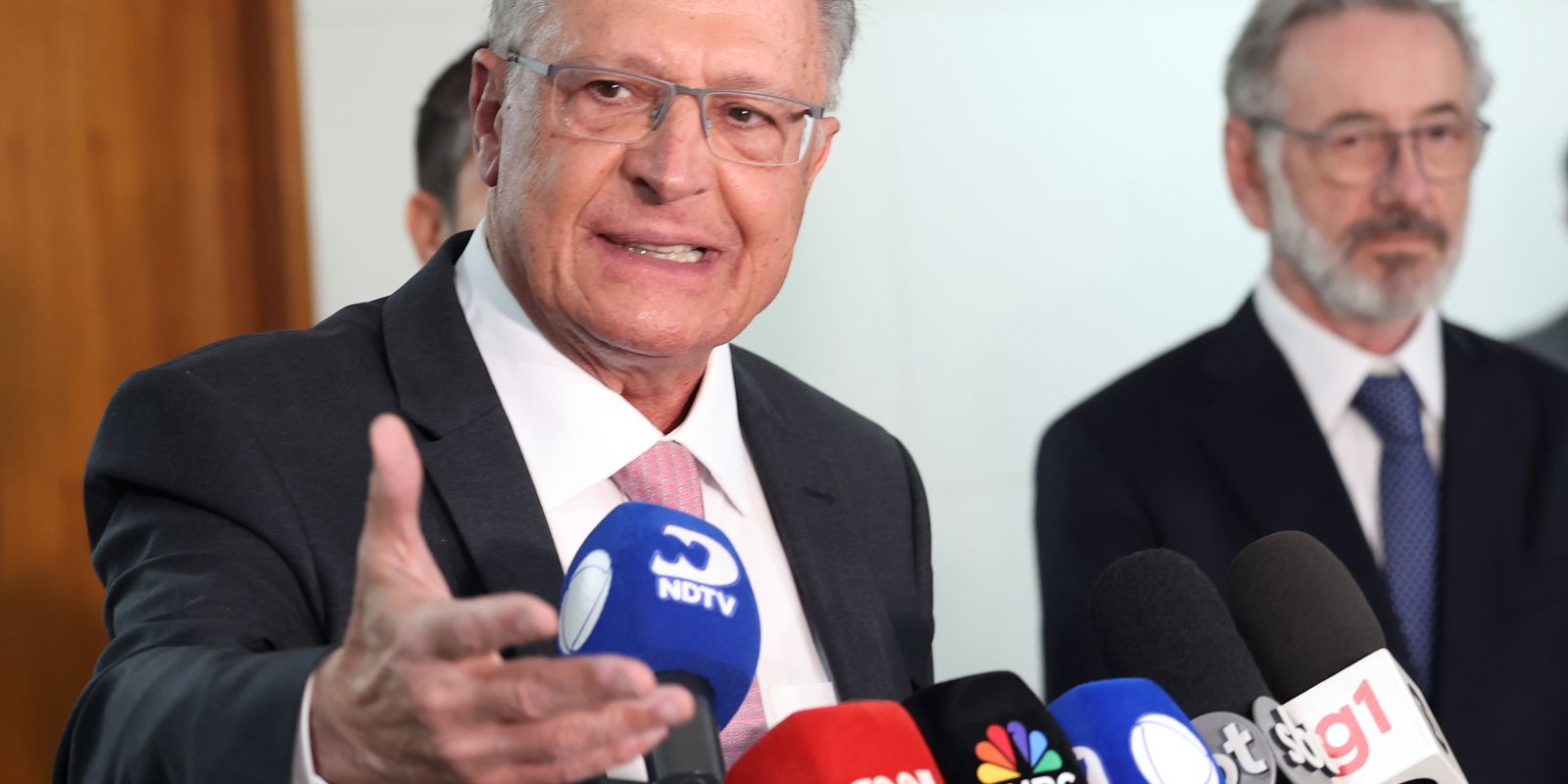 Pix é modelo, e problema real está em tarifas dos EUA, diz Alckmin