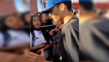 Imagem referente a Jovem aponta arma para cabeça de menina após briga na porta de escola