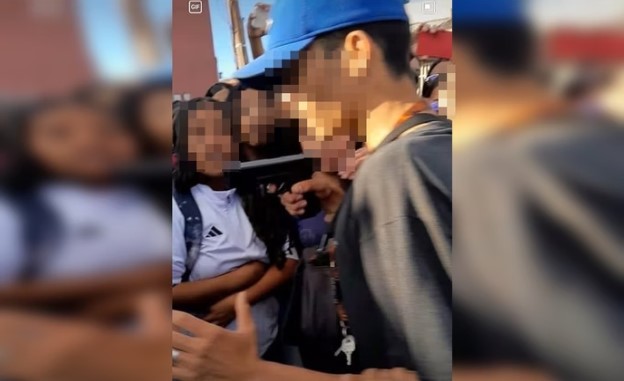 Jovem aponta arma para cabeça de menina após briga na porta de escola