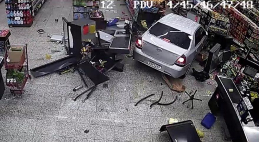 Câmera mostra momento em que carro invade supermercado em Foz