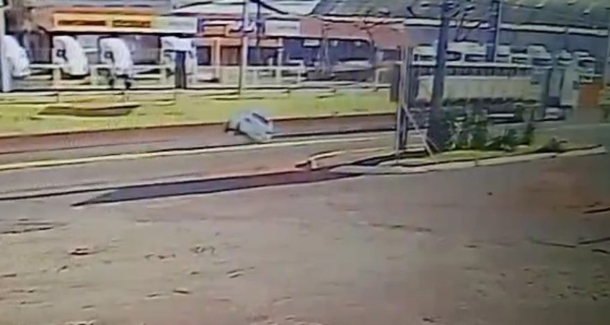 Câmera registra carro quase tombando em acidente na BR-277 em Cascavel