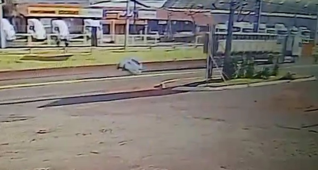 Câmera registra carro quase tombando em acidente na BR-277 em Cascavel