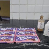 Imagem referente a Homem furta chocolates, óleo de banho e sabonete íntimo em farmácia