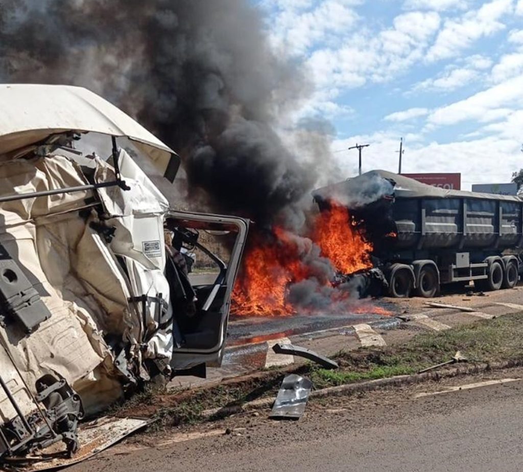 Carreta pega fogo após colisão traseira em rodovia no Paraná