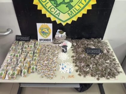 “Traficante da unha de gel”: mulher e comparsas são presos com drogas em embalagens personalizadas