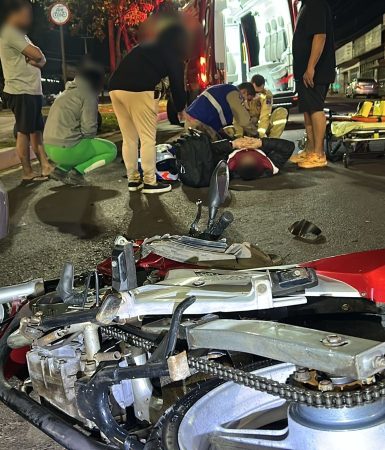 Roda de moto para embaixo de carro em acidente no São Cristóvão e piloto tem suspeita de fratura Imagem referente a Roda de moto para embaixo de carro em acidente no São Cristóvão e piloto tem suspeita de fratura