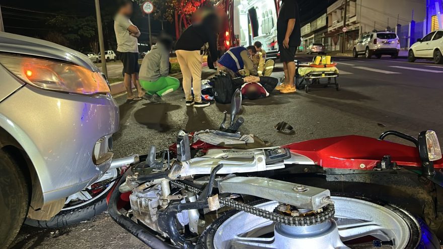 Roda de moto para embaixo de carro em acidente no São Cristóvão e piloto tem suspeita de fratura