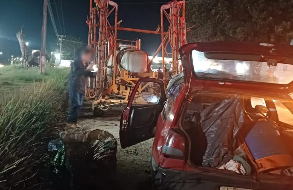 Batida entre Gol e trator deixa idoso ferido na rodovia BR-376