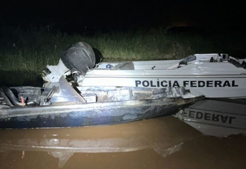 Polícia Federal apreende embarcação carregada com drogas em Santa Helena