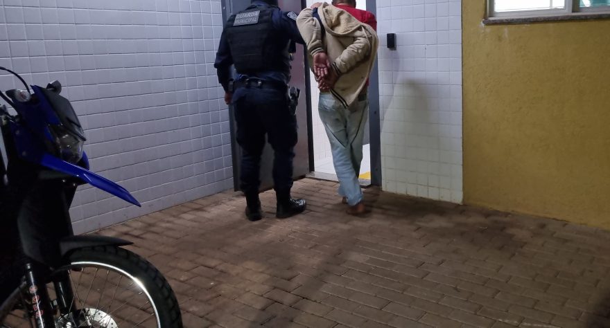 Homem em situação de rua é detido por perturbação de sossego e desacato no Terminal Oeste