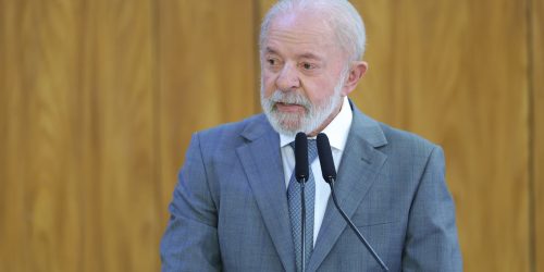 Lula veta aumento de número de deputados na Câmara Imagem referente a Lula veta aumento de número de deputados na Câmara