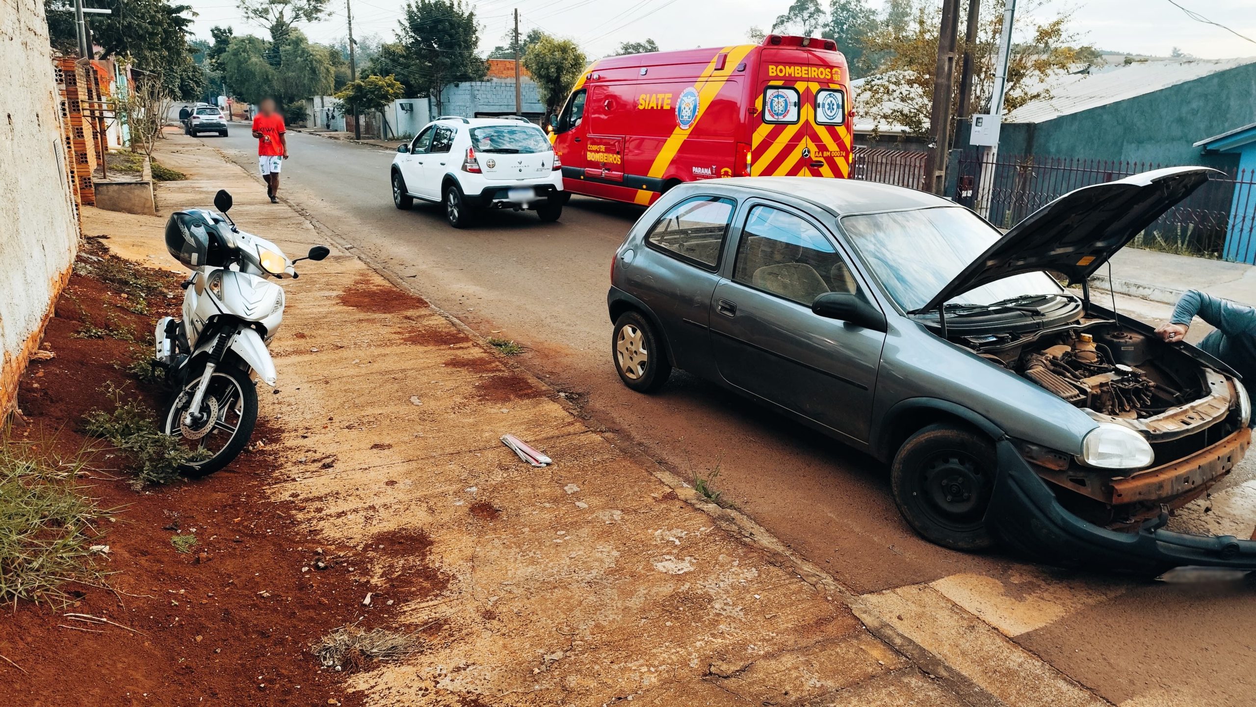 Motociclista fica ferida após colisão com Corsa no Bairro Sanga Funda