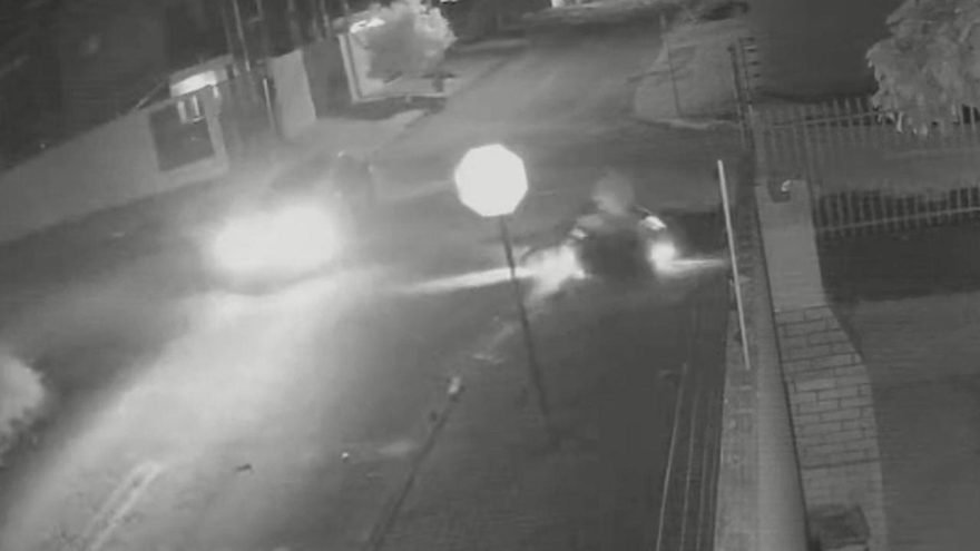 Forte colisão entre moto e carro é flagrada por câmera na Rua Balduíno Oldoni