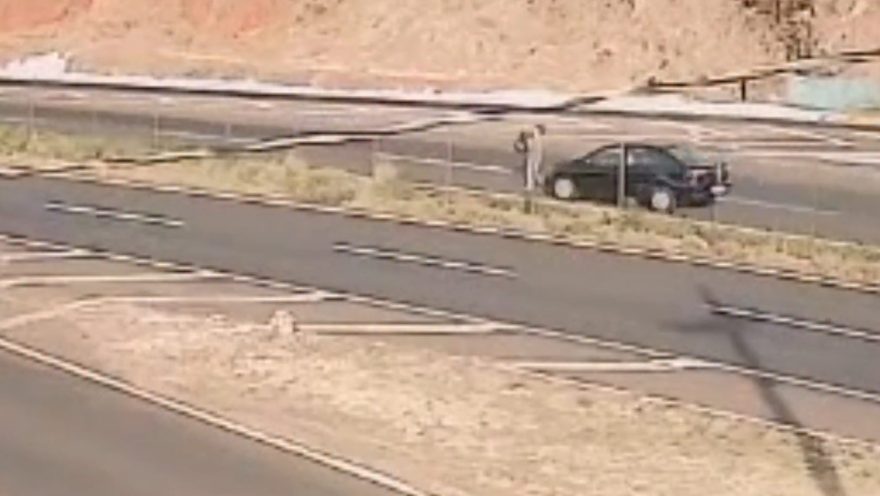 Imagens fortes: vídeo mostra momento em que mulher atravessa rodovia e morre atropelada
