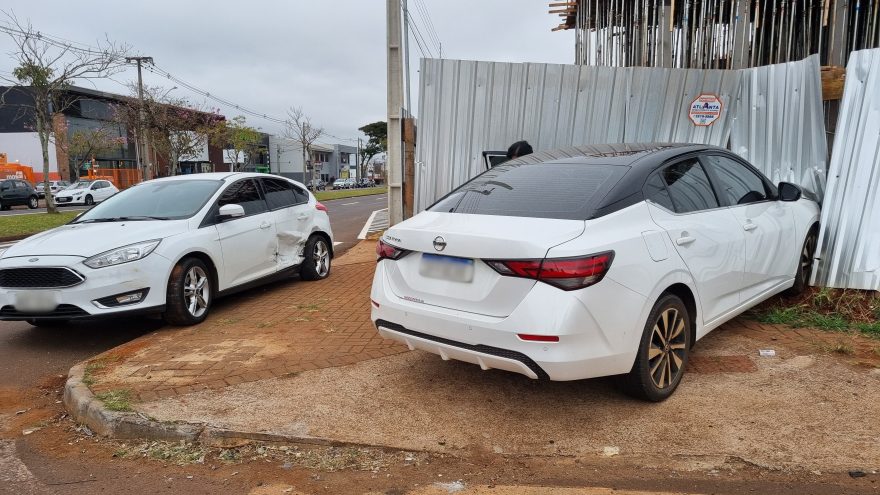 Sentra quase invade construção após colisão com Focus na Rua JK