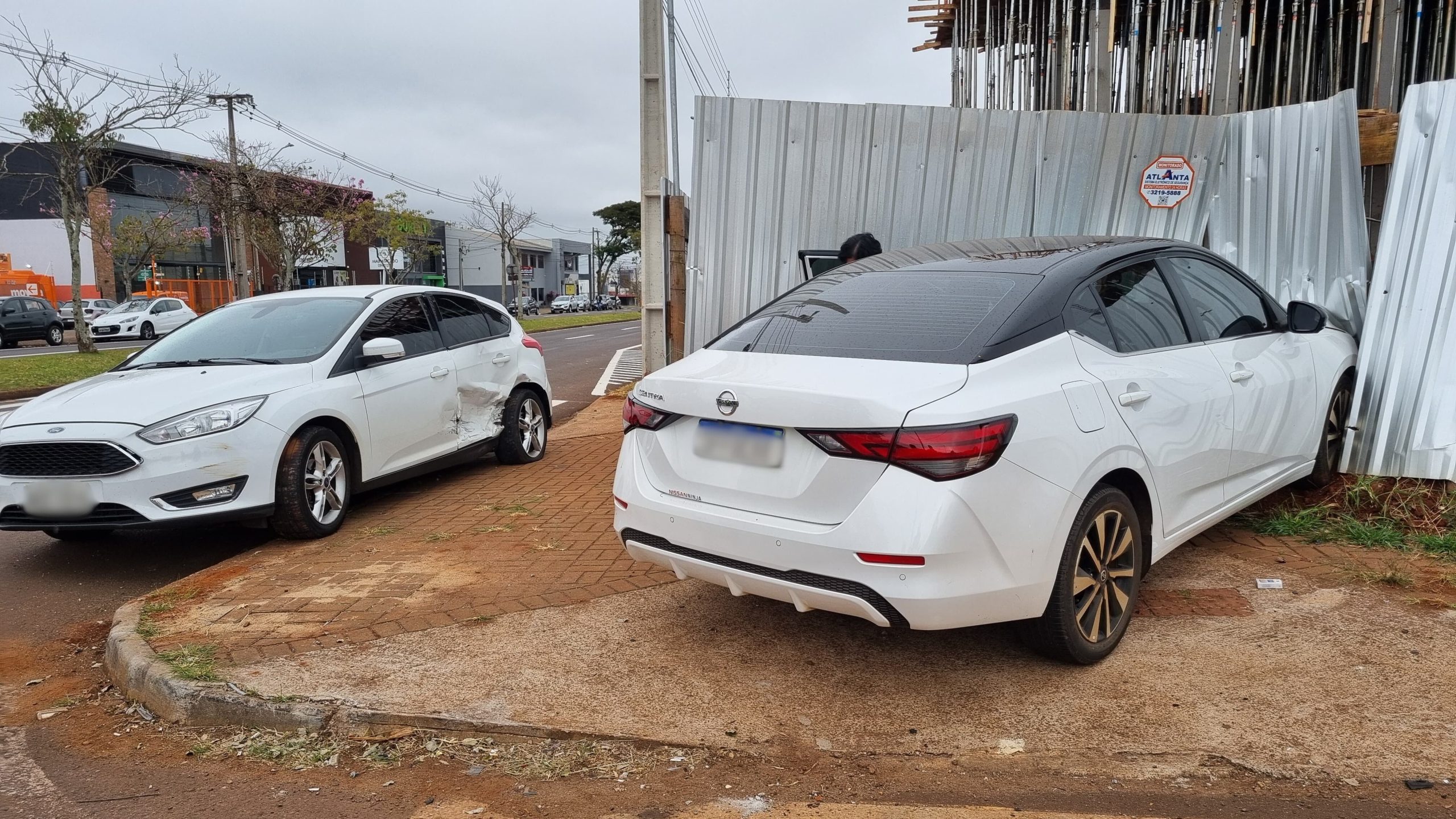 Sentra quase invade construção após colisão com Focus na Rua JK