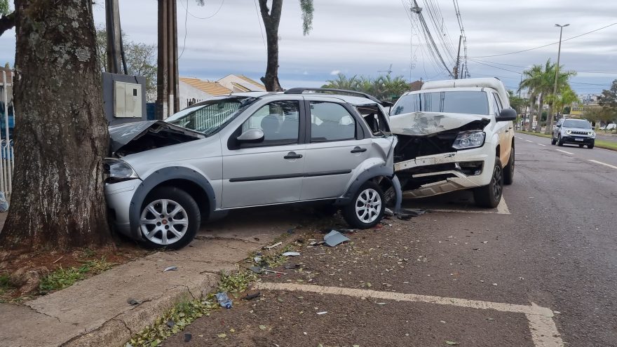 Palio fica prensado entre árvore e Amarok em acidente na Avenida Brasil