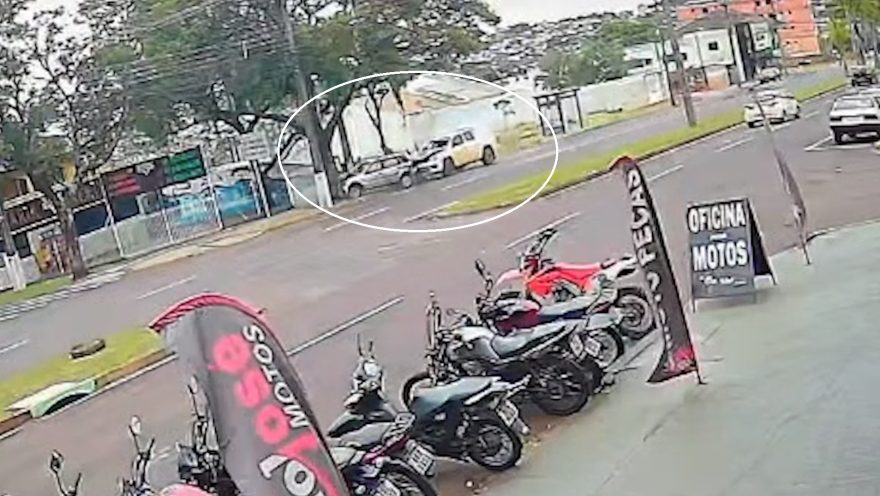 Veja Palio sendo esmagado por Amarok na Avenida Brasil em Cascavel