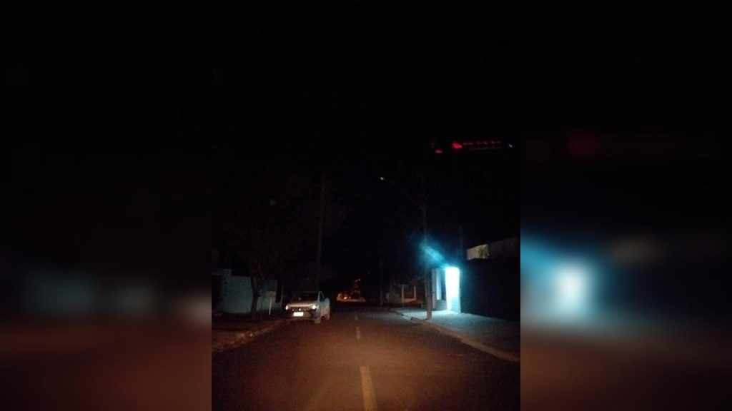 Moradores pagam taxa, mas estão no escuro há mais de um ano no Loteamento Verona