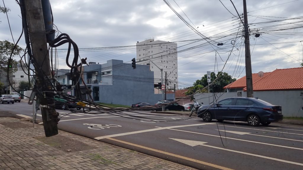 Atenção! Rua Presidente Kennedy é interditada depois de caminhão partir poste ao meio
