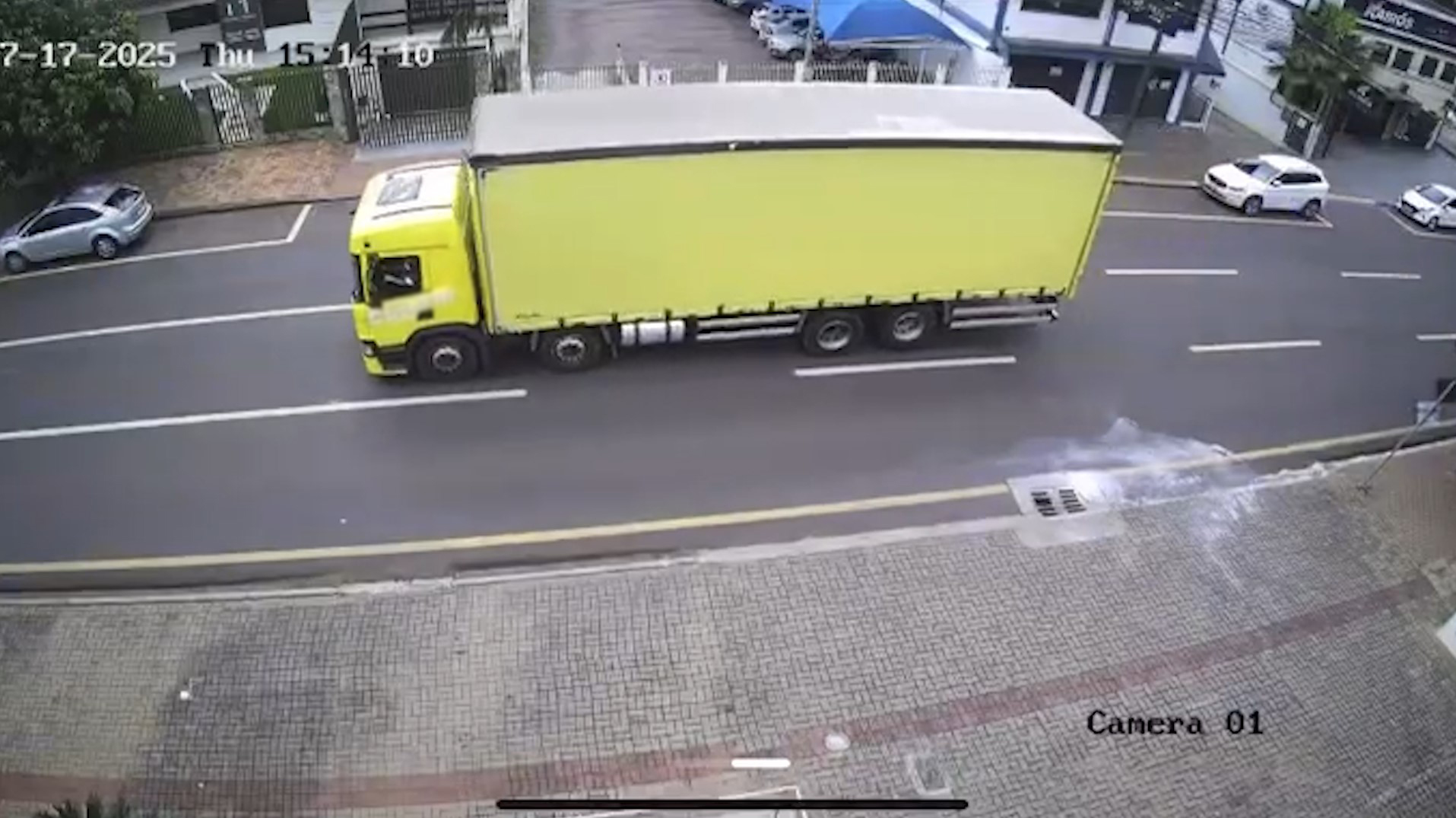 Transitar deverá utilizar imagens de radar para identificar caminhão que arrancou fios e derrubou poste