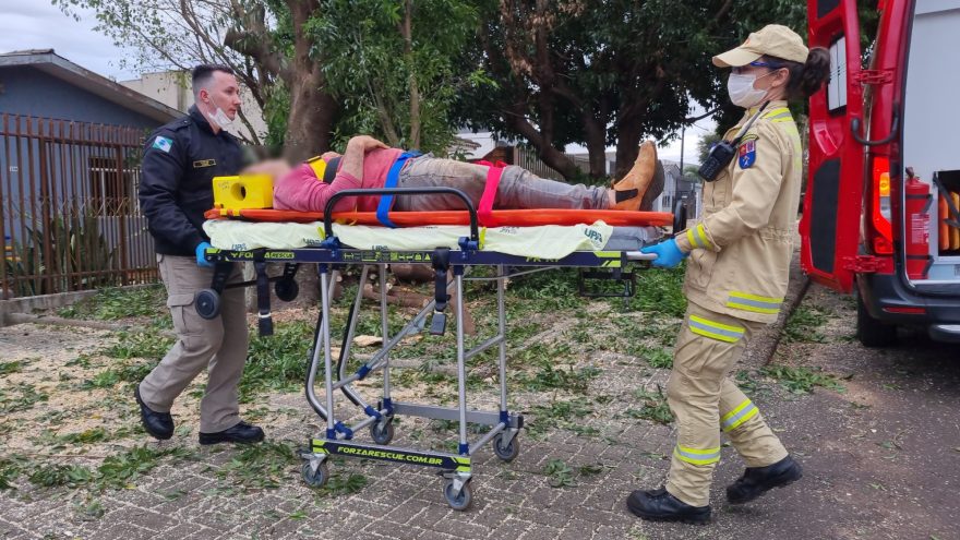 Homem tem suspeita de fratura após cair de três metros enquanto podava árvore