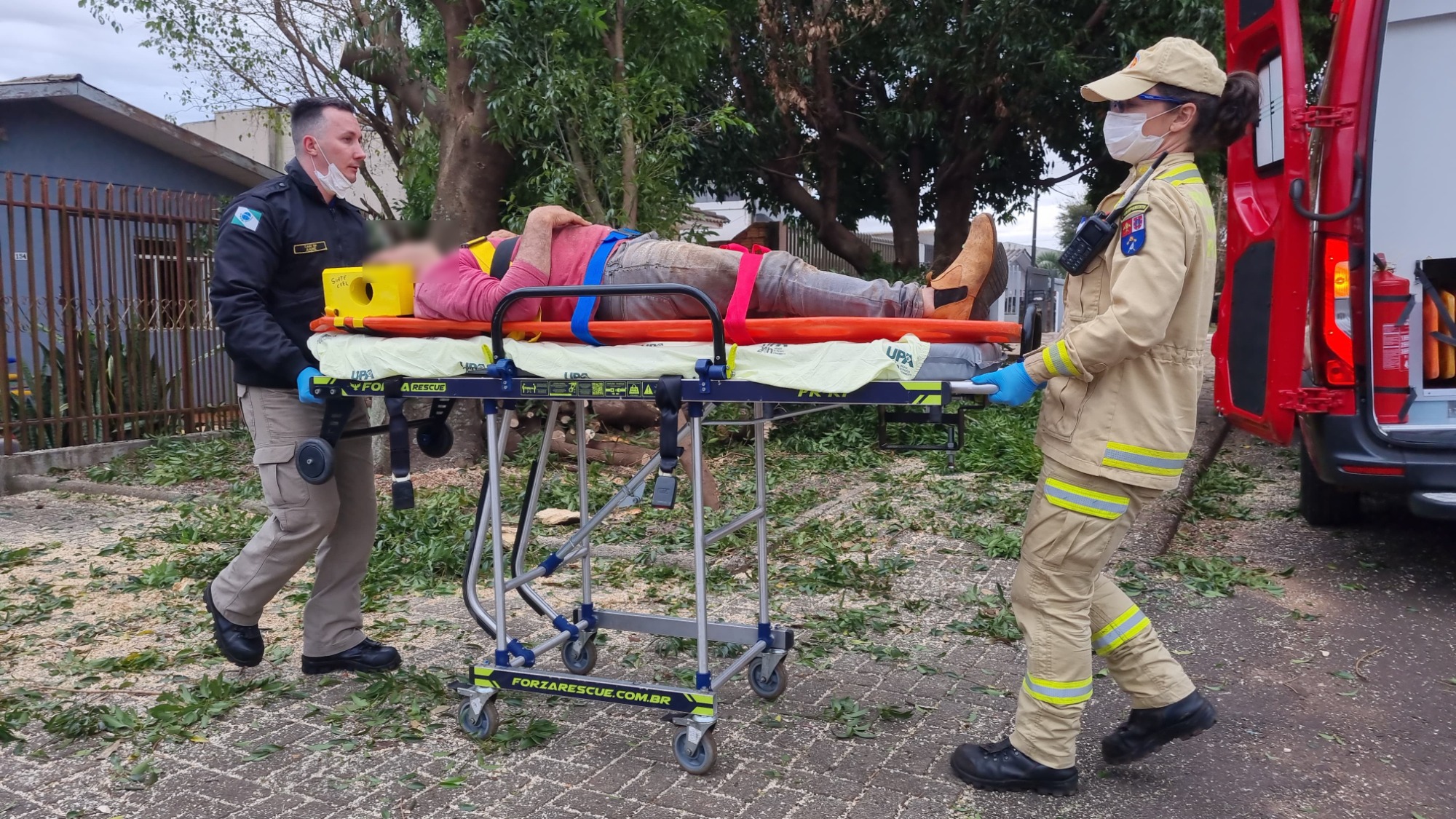 Homem tem suspeita de fratura após cair de três metros enquanto podava árvore