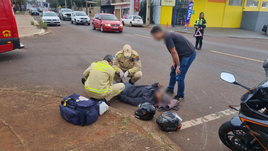 Batida entre carro e moto na Rua Jorge Lacerda deixa rapaz ferido