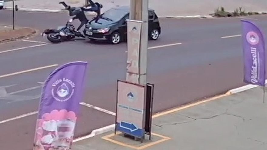 Piloto e garupa voam após colisão com carro na Rua Jorge Lacerda