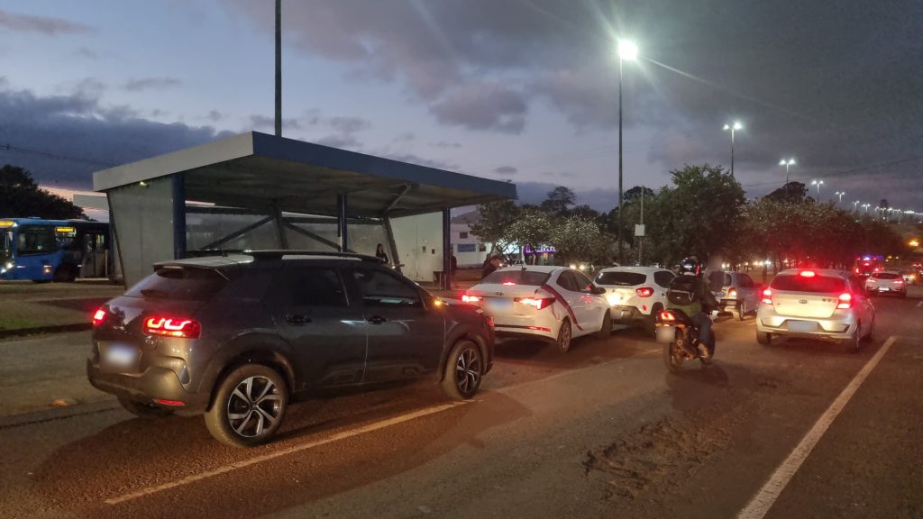 Quatro veículos se envolvem em engavetamento na Avenida Tancredo Neves