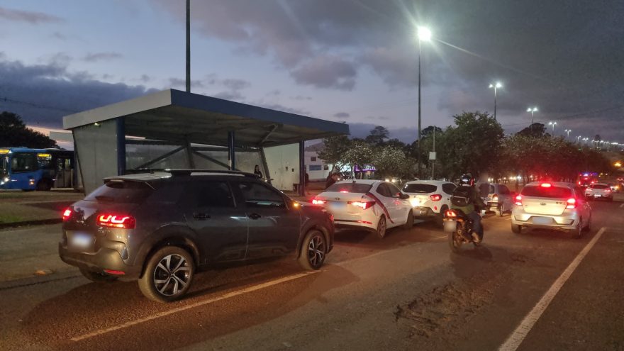 Quatro veículos se envolvem em engavetamento na Avenida Tancredo Neves