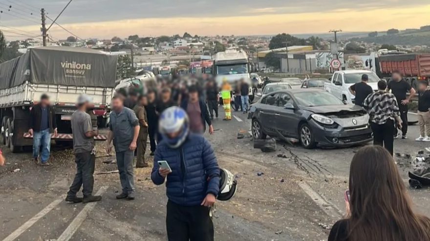Imagens impressionantes! Acidente com caminhão desgovernado deixa 16 feridos