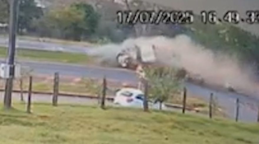 Vídeo mostra carro sendo arrastado por caminhão em grave acidente na BR-277