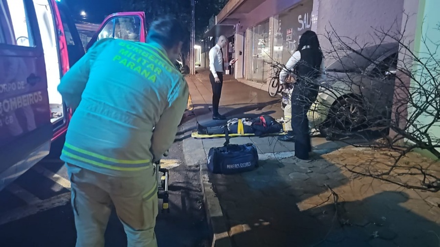 Ciclista fica ferida ao colidir com carro que saía de garagem em Toledo