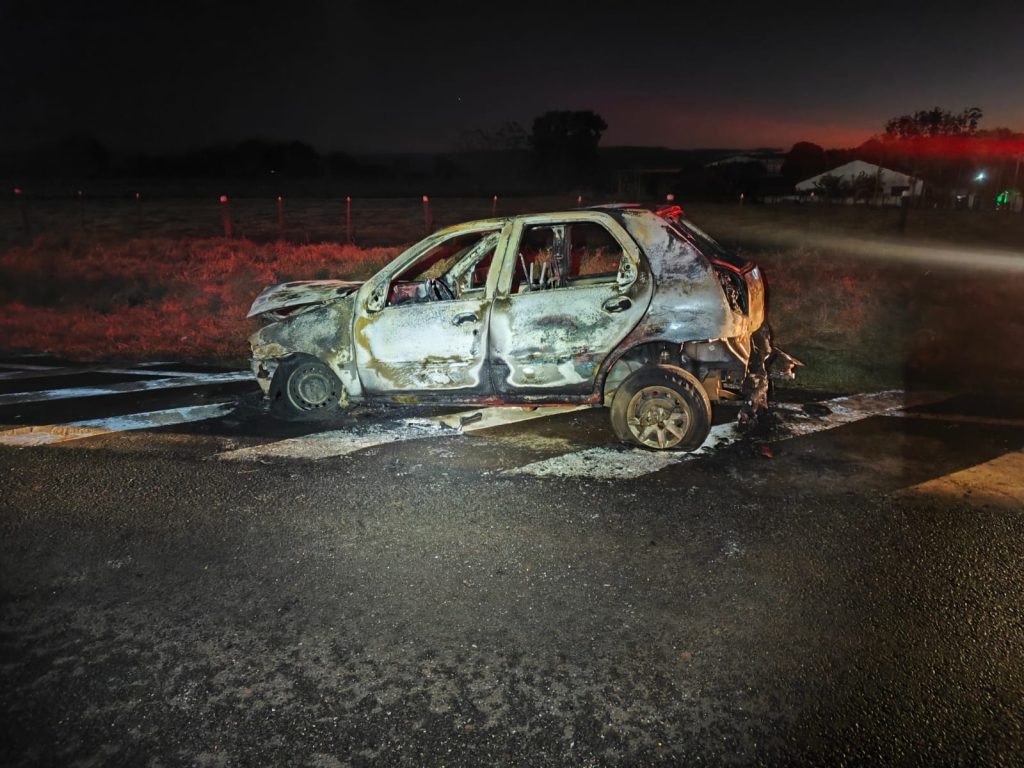 Palio é consumido por incêndio na PR-495 em Entre Rios do Oeste