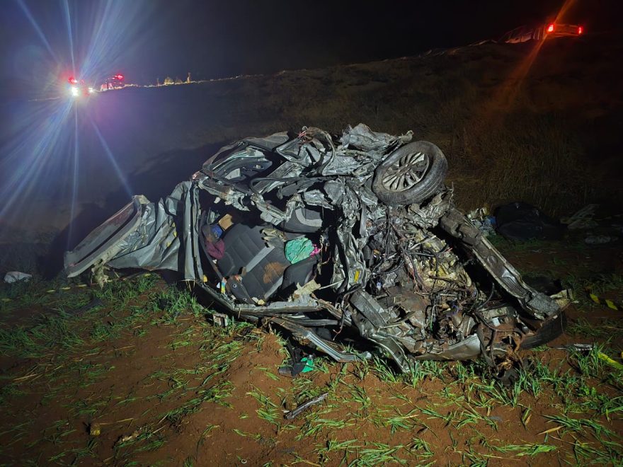Tragédia: Cinco ocupantes de carro morrem após colisão frontal com caminhão