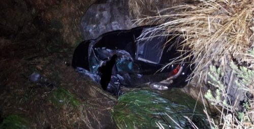 Jovem de 23 anos morre após capotar carro e cair em córrego na PR-459 Imagem referente a Jovem de 23 anos morre após capotar carro e cair em córrego na PR-459