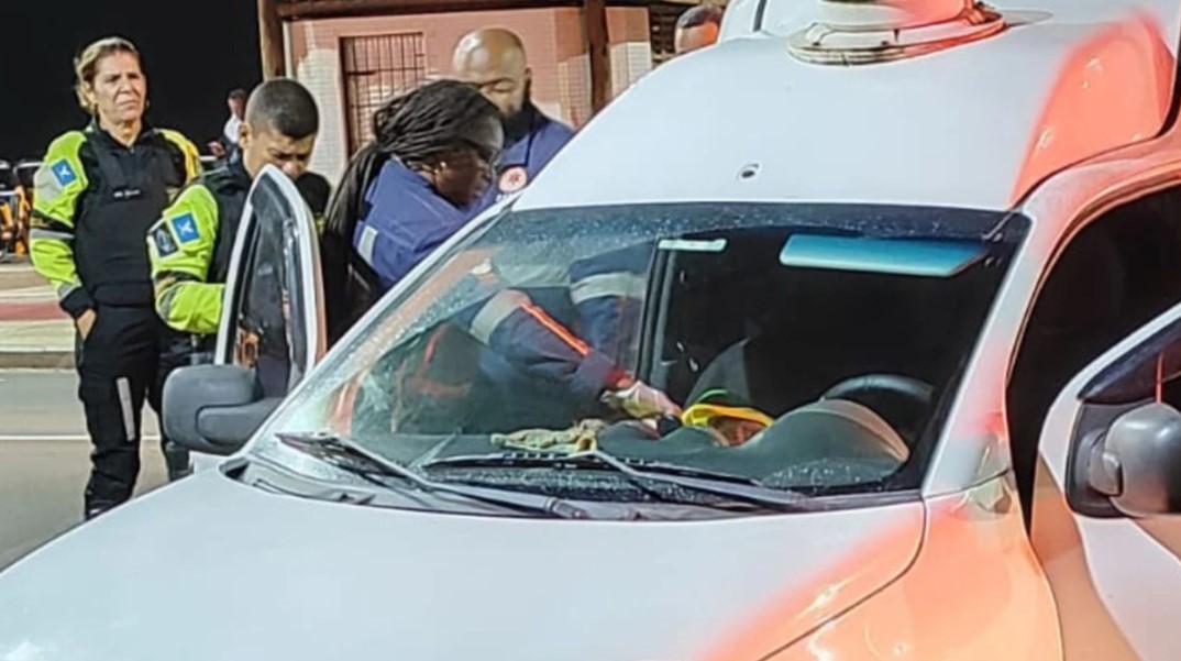 Agentes de trânsito encontram corpo dentro de carro durante blitz