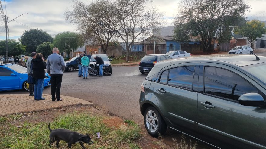 Carros se envolvem em colisão no Bairro Santa Cruz