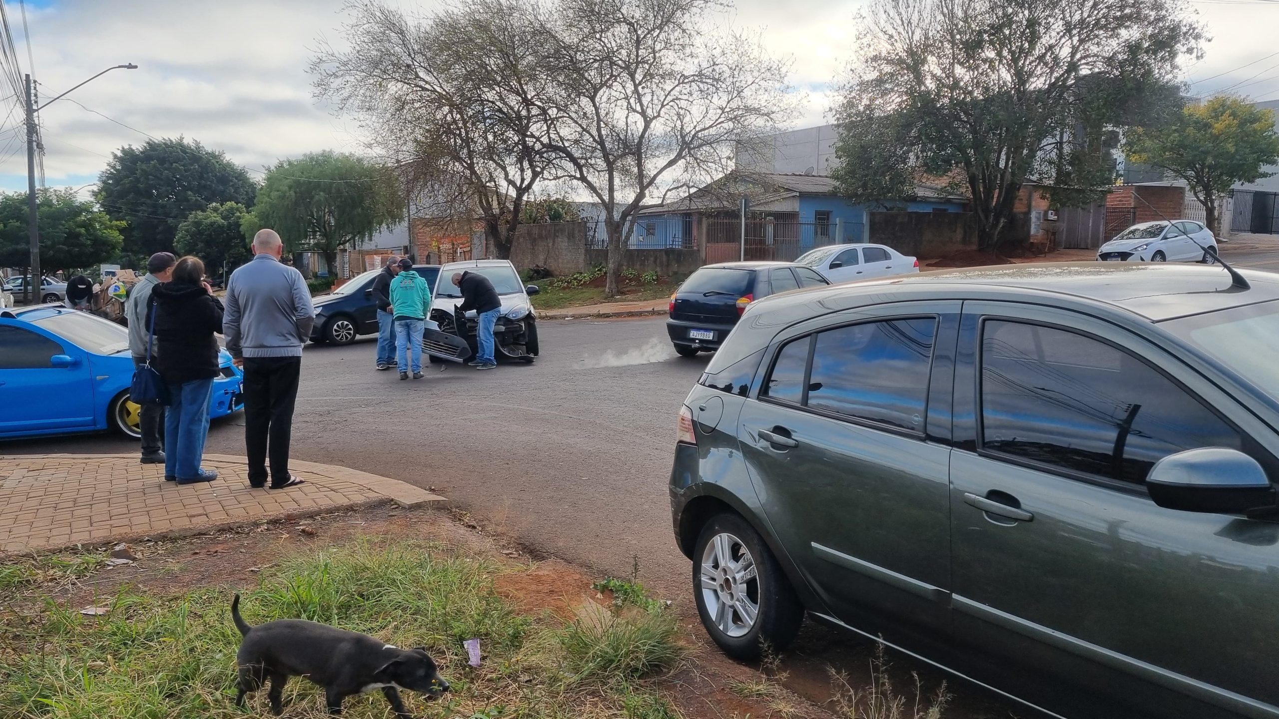 Carros se envolvem em colisão no Bairro Santa Cruz