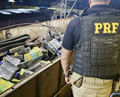 Caminhão lotado de maconha explode pneus e acaba flagrado na BR-163 Imagem referente a Caminhão lotado de maconha explode pneus e acaba flagrado na BR-163