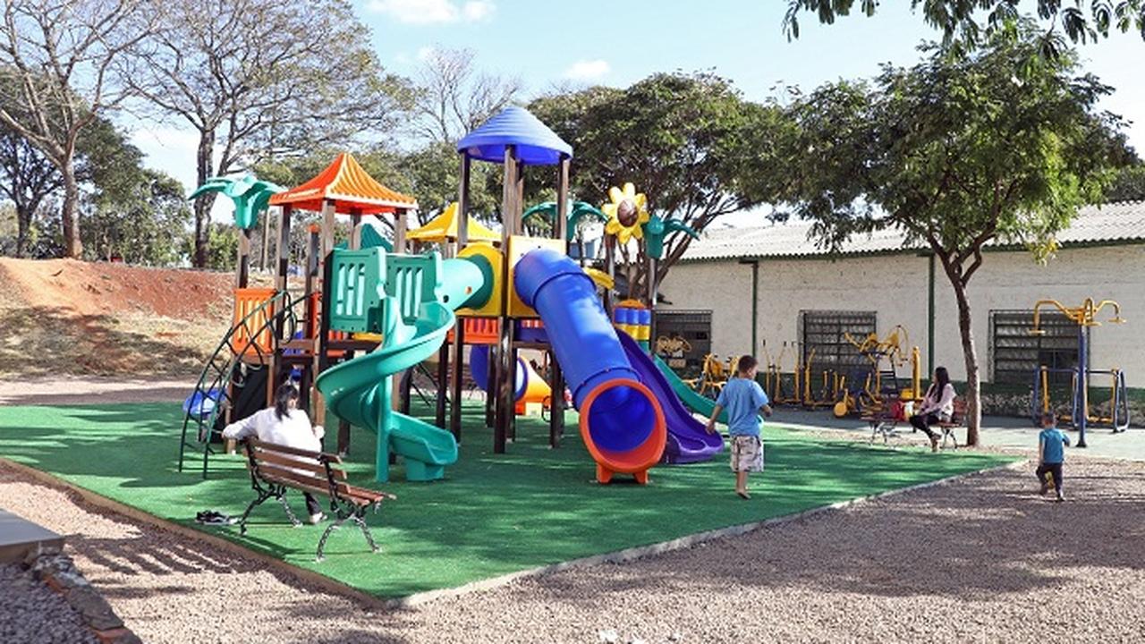 Prefeitura instala novos parquinhos e garante lazer e bem-estar para famílias em Cascavel