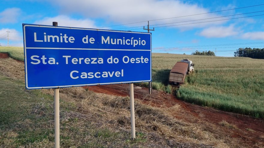 Carreta sai da pista e para em plantação na BR-277, entre Cascavel e Santa Tereza do Oeste