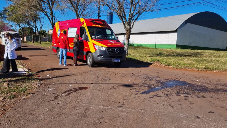 Adolescente sofre fraturas e confusão mental após colisão entre carro e moto em Sede Alvorada