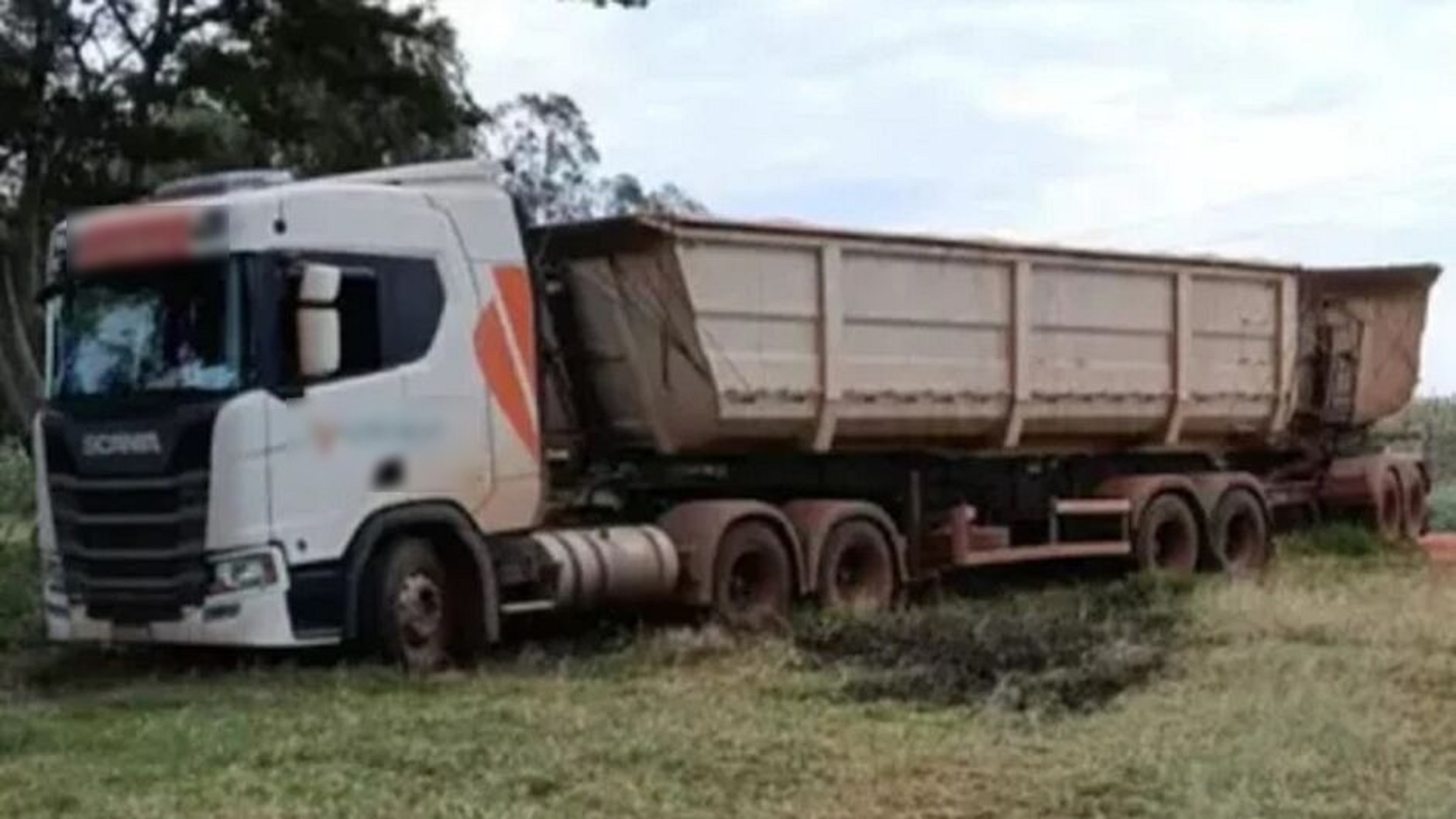 Família pula de caminhão em chamas e menino de nove anos morre eletrocutado