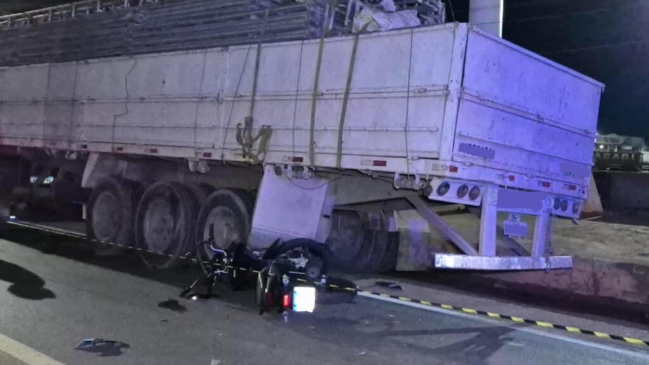 Carreta estacionada de maneira irregular resulta em acidente com morte na marginal da BR-163