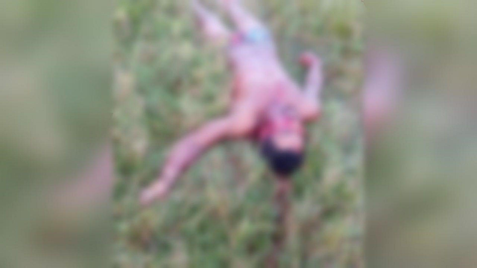 Corpo de jovem esfaqueado é achado por moradores em matagal