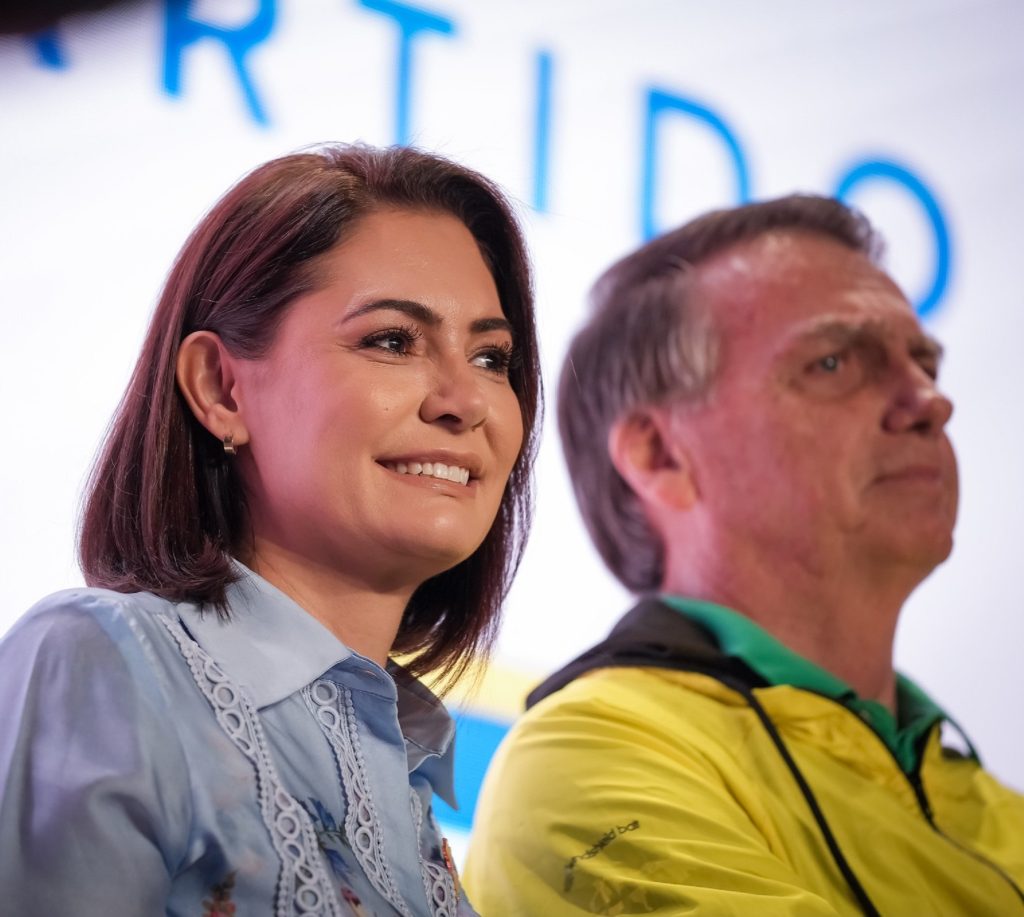 “Feliz é a nação cujo Deus é o Senhor”, diz Michelle Bolsonaro após operação contra marido