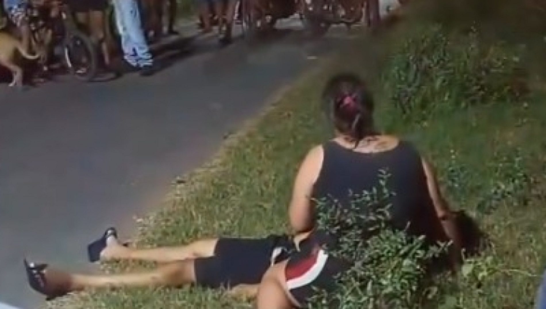 Dupla mata jovem com rajada de tiros e foge levando moto