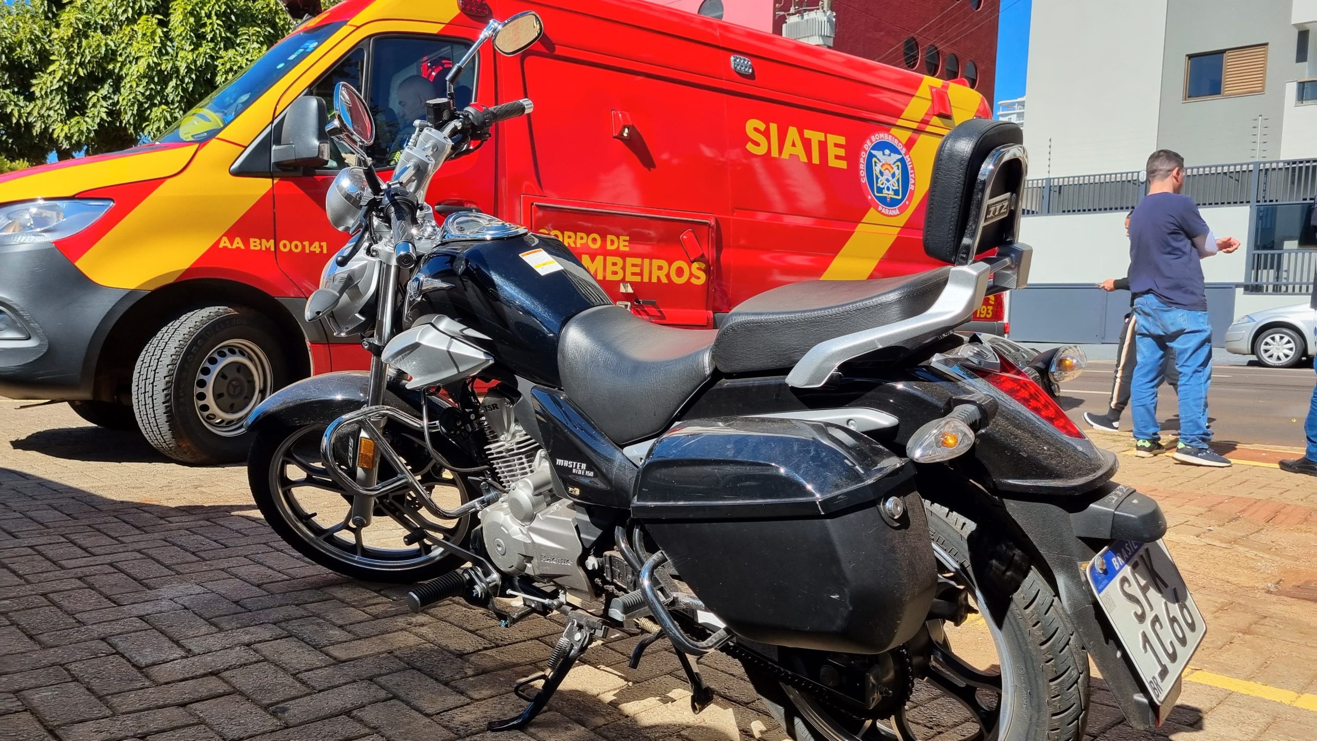 Motociclista fica ferida em acidente na Rua Recife, no Centro de Cascavel